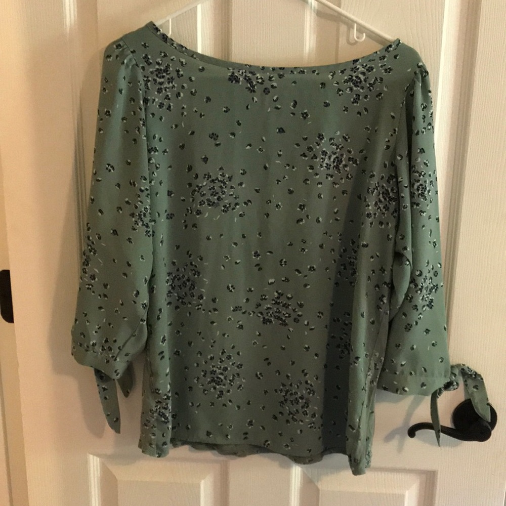 LOFT floral top. 3/4 sleeves